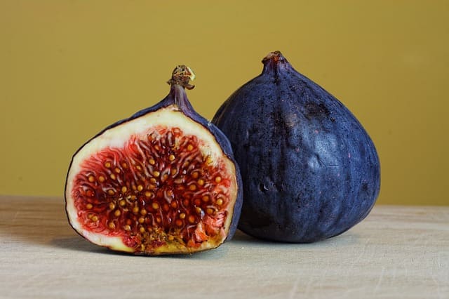 fichi, Ingredienti, alimenti, lista ingredienti, cosa è, come si cuoce, ricette, come si cucina, informazioni nutrizionali, calorie, proteine, grassi, carboidrati,
