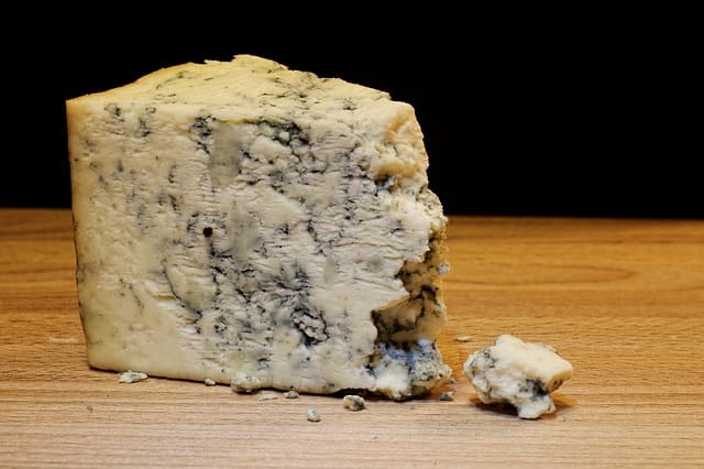 gorgonzola, Ingredienti, alimenti, lista ingredienti, cosa è, come si cuoce, ricette, come si cucina, informazioni nutrizionali, calorie, proteine, grassi, carboidrati,
