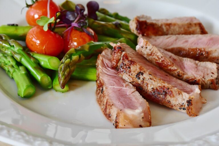 Scopri di più sull'articolo Costolette di Agnello con Farina Bona, Albicocche e Salsa al Caffè