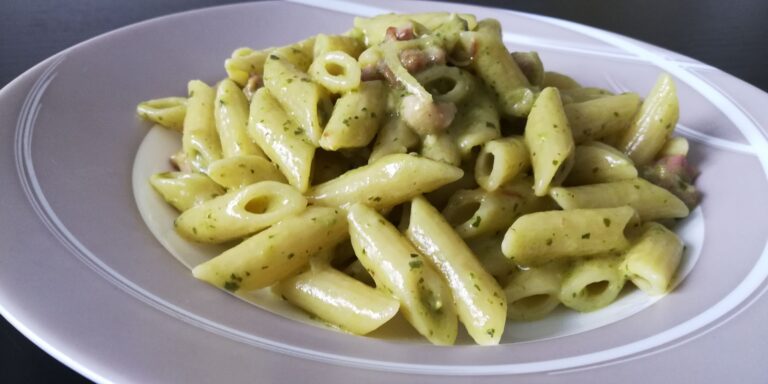 Scopri di più sull'articolo Pennette con Pancetta, Pesto e Crescenza