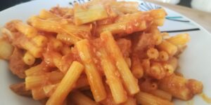 Sedanini con Tonno, Cipolla e Carciofini al Pomodoro