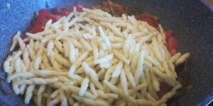 Trofie con Datterini, Carciofi e Ricotta Salata
