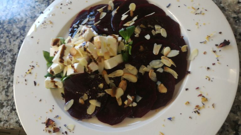 Scopri di più sull'articolo Barbabietole, Feta, Mandorle e Balsamico