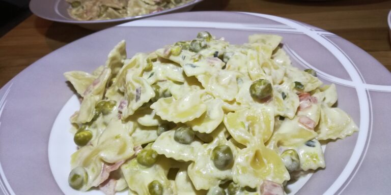 Scopri di più sull'articolo Farfalle con Prosciutto Cotto, Piselli e Panna