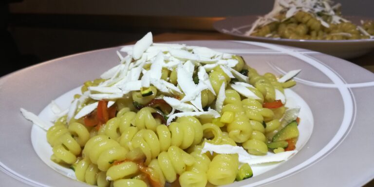 Scopri di più sull'articolo Fusilli Bucati con Zucchine, Peperoni e Ricotta Salata