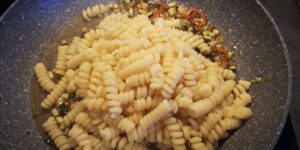 Fusilli Bucati con Zucchine, Peperoni e Ricotta Salata 11