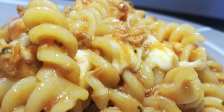 Scopri di più sull'articolo Fusilli Tonno, Pomodoro e Mozzarella