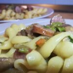 Fusilloni con Luganighetta, Funghi e Cipollotti