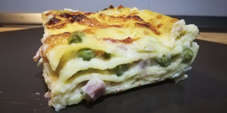 Scopri di più sull'articolo Lasagna con Prosciutto Cotto, Piselli e Mozzarella