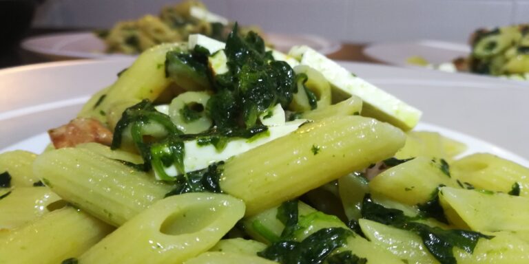 Scopri di più sull'articolo Mezze Penne con Spinaci, Cotto e Ricotta Salata