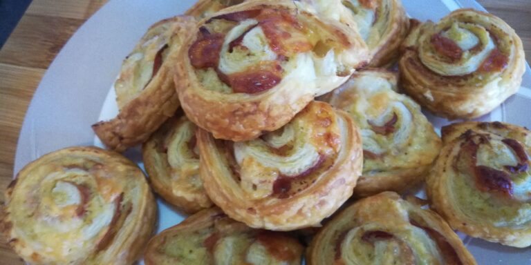 Scopri di più sull'articolo Rotoli di Sfoglia con Crema di Carciofi, Speck e Scamorza